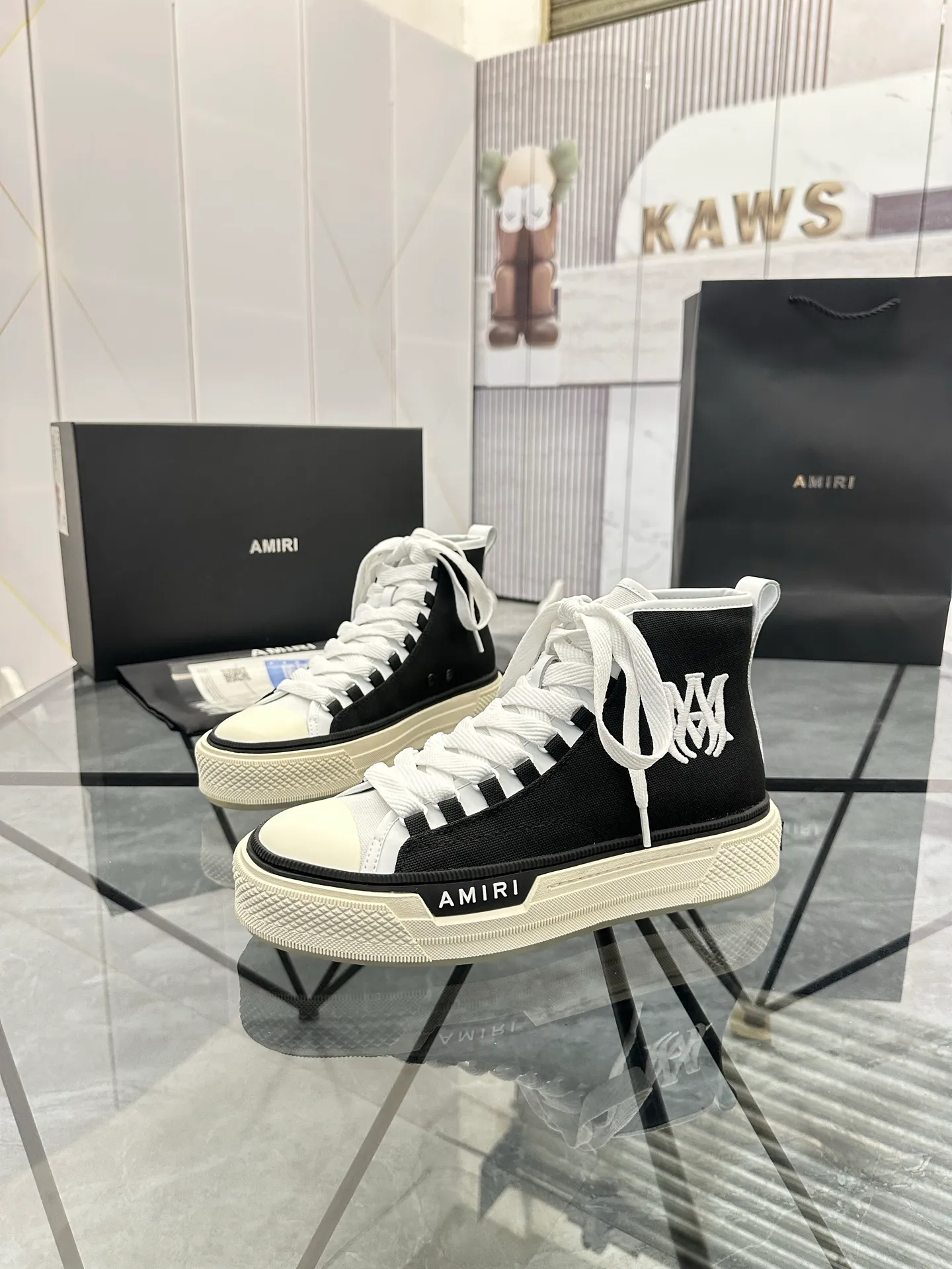 Men's shoes: 💰P560¥ Guangzhou top quality Product trademark: AMIRI* "Amir*" high-top casual shoes Regular size: 39-44 (can be customized to 45) Product materials: upper imported first-layer cowhide stitching original material, sheepskin lining, original outsole. Number: 525
